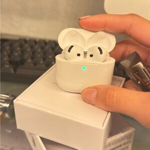 Aipods 4 , with warranty sealed. Apple White Wireless Earbuds with Charging Case